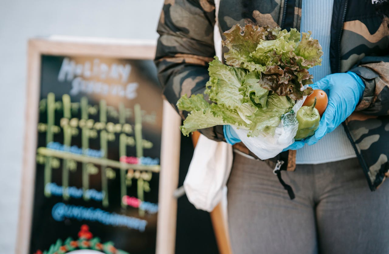 Pekerja pabrik mengecek kualitas