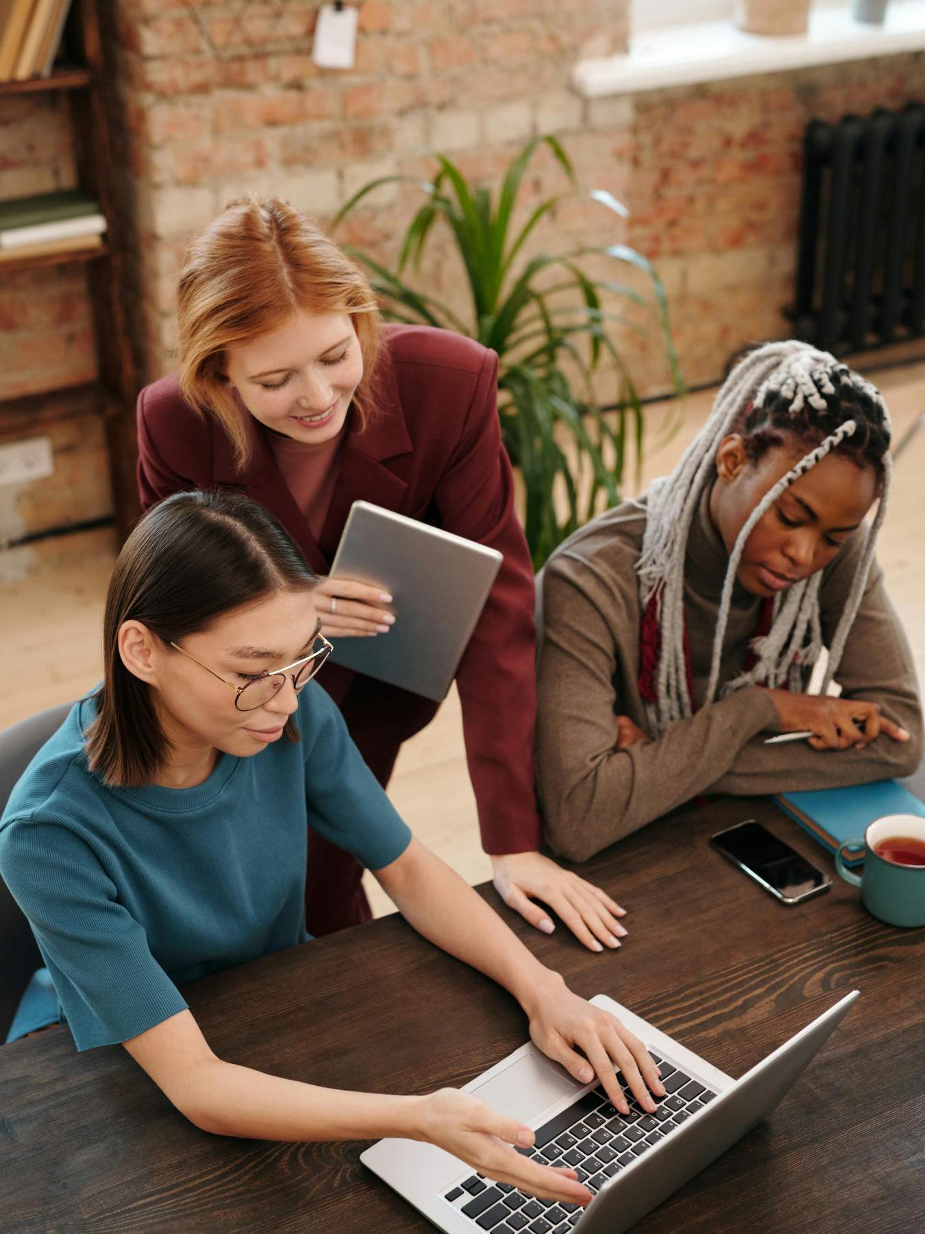 Pekerja pabrik membersihkan peralatan